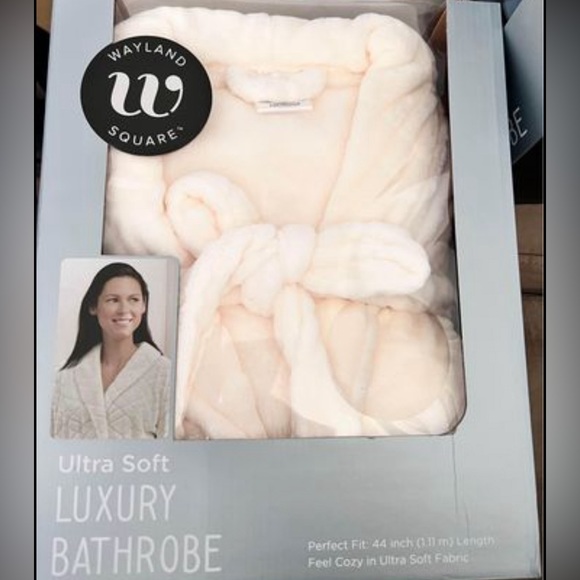 BathRobe - Picture 1 of 1